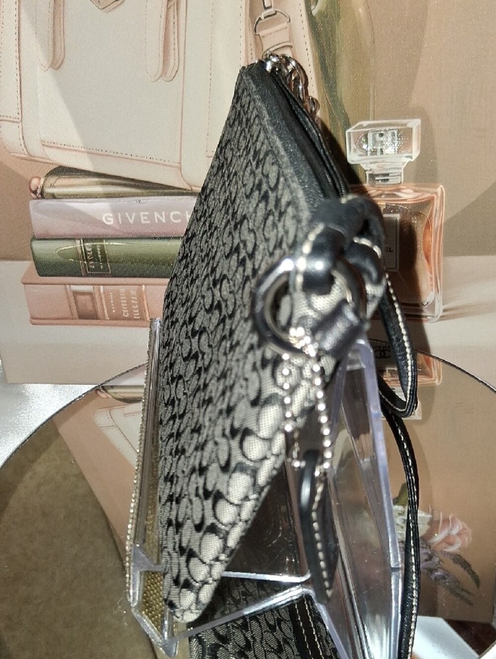 Coach SOHO Buckle Wristlet Like New - Picture 3 of 9